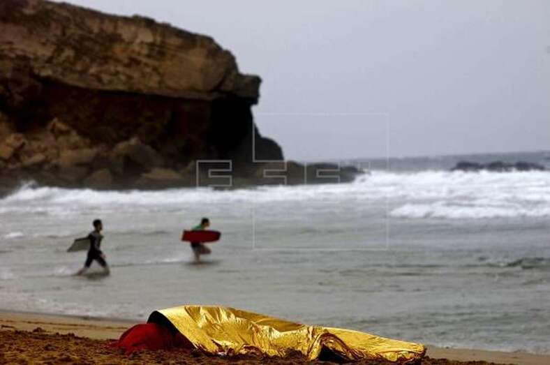 Imagen de archivo de un bañista ahogado en aguas de una playa de Pájara, en Fuerteventura (Foto EFE / Carlos de Saá)